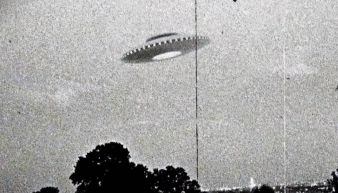 外星人已来地球？UFO坠毁，调查人员进入内部后遭遇时空扭曲-2021年外星人来地球