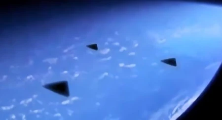 宇航员直接拍摄到国际空间站附近的黑色未解之谜三角形飞行物-在空间站的宇航员们能洗澡吗