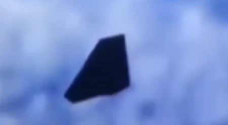 宇航员直接拍摄到国际空间站附近的黑色未解之谜三角形飞行物-在空间站的宇航员们能洗澡吗