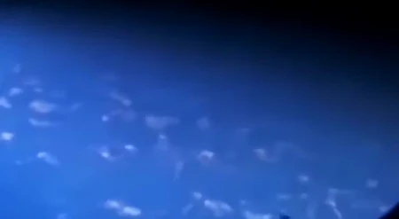 宇航员直接拍摄到国际空间站附近的黑色未解之谜三角形飞行物-在空间站的宇航员们能洗澡吗