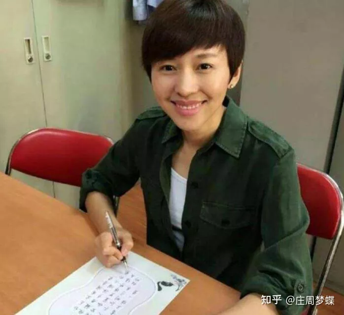 “最美国脸”的主持人欧阳夏丹，在她事业大红大紫时，却一夜消失-央视主持人欧阳夏丹现在干什么呢?