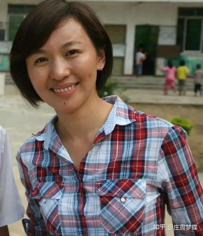 “最美国脸”的主持人欧阳夏丹，在她事业大红大紫时，却一夜消失-央视主持人欧阳夏丹现在干什么呢?