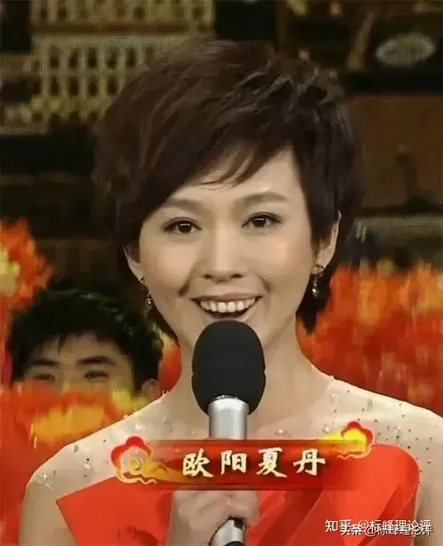 著名播音员欧阳夏丹已经从每晚7点“消失”了，她去哪儿了？这个问题已成为无数观众心中的疑问。-播音员欧阳夏丹退了吗