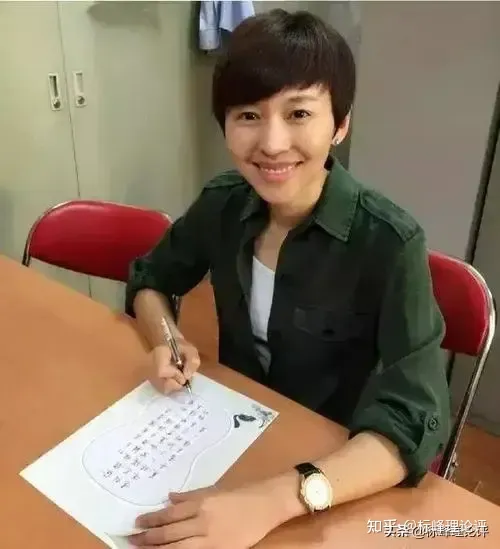 著名播音员欧阳夏丹已经从每晚7点“消失”了，她去哪儿了？这个问题已成为无数观众心中的疑问。-播音员欧阳夏丹退了吗