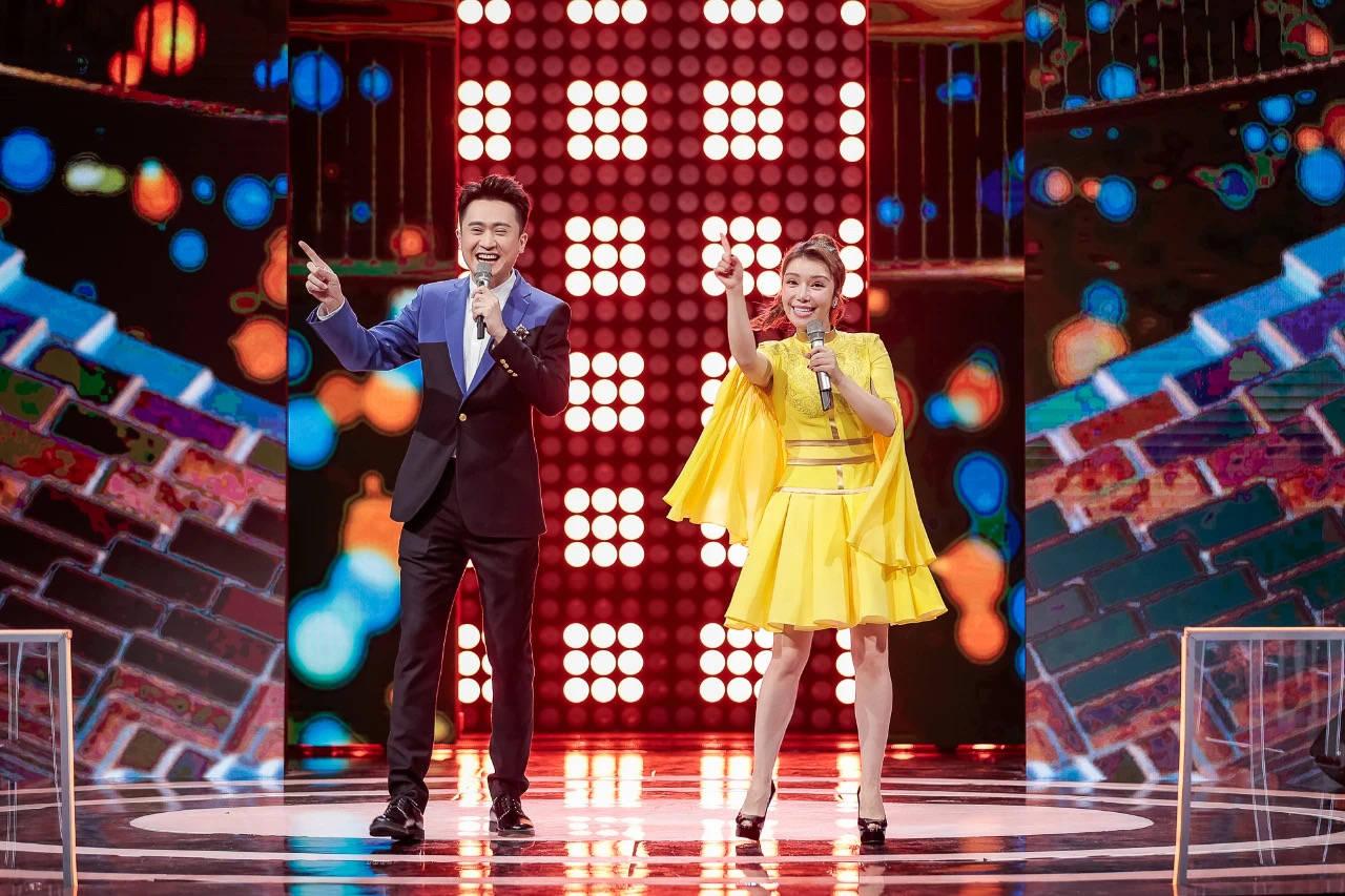 又一央视知名主持人辞职！染满头金发赴国外求学，化欧美妆大变样-央视主持人集体辞职