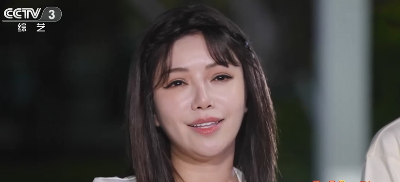 曝央视知名美女主持被除名，染金发远赴国外定居，浓妆艳抹惹争议-央视主持十大美女排名照