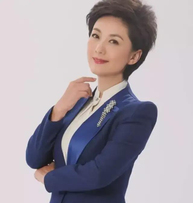 海霞不再担任《新闻联播》主持人，升职了，老公是清华大学的教授-海霞主持的新闻联播