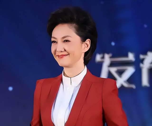 海霞不再担任《新闻联播》主持人，升职了，老公是清华大学的教授-海霞主持的新闻联播