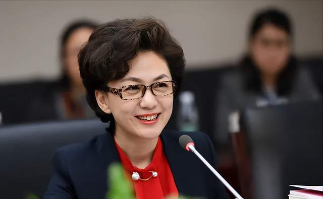 海霞不再担任《新闻联播》主持人，升职了，老公是清华大学的教授-海霞主持的新闻联播