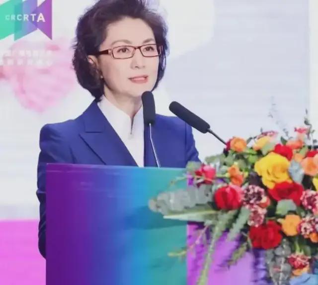 海霞不再担任《新闻联播》主持人，升职了，老公是清华大学的教授-海霞主持的新闻联播