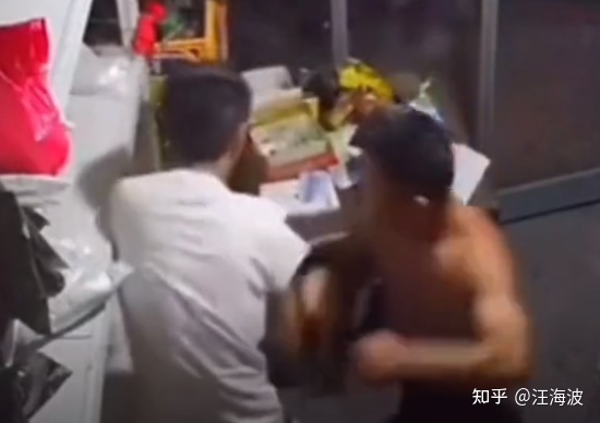 被人打还手算是互殴？来看互殴和正当防卫的区别！千万别出手！-互相殴打与正当防卫