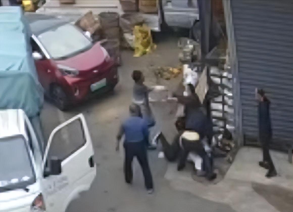 高铁掌掴到宜宾父子被群殴后还手：给我们上了典型的互殴课-宜宾高铁到站时间查询