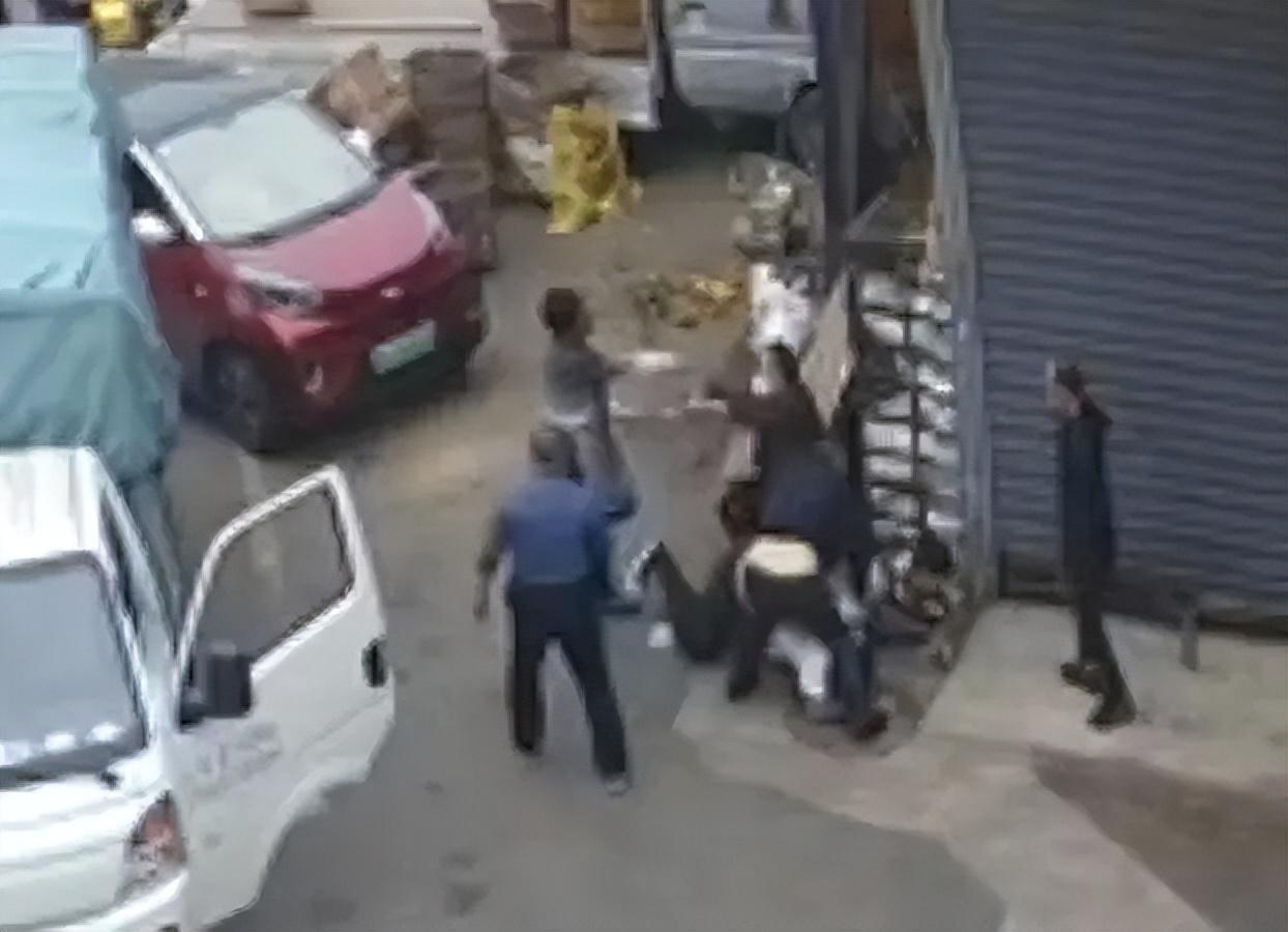 父子因酒店争抢占位遭群殴还手被拘 警方认定互殴-父子互相残杀