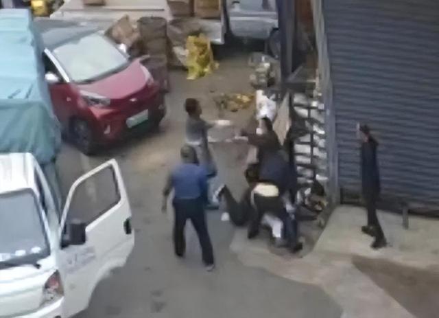 父子遭群殴还手被拘，女子高铁上遭掌掴还手被罚款，互殴和正当防卫如何界定？-男子高铁上殴打学生