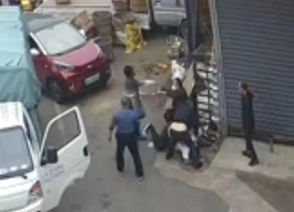 父子俩被群殴还手遭拘，起诉警方“互殴”认定错误要求撤销处罚-父子打架下死手