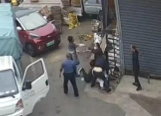 父子被群殴还手遭拘，警方认定互殴-父子互殴 死亡赔偿标准