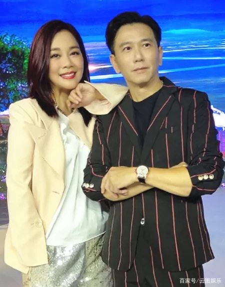 55岁温兆伦减肥20斤重拾帅气，与49岁陈松伶罕见同框，引满满回忆（温兆伦旧照）