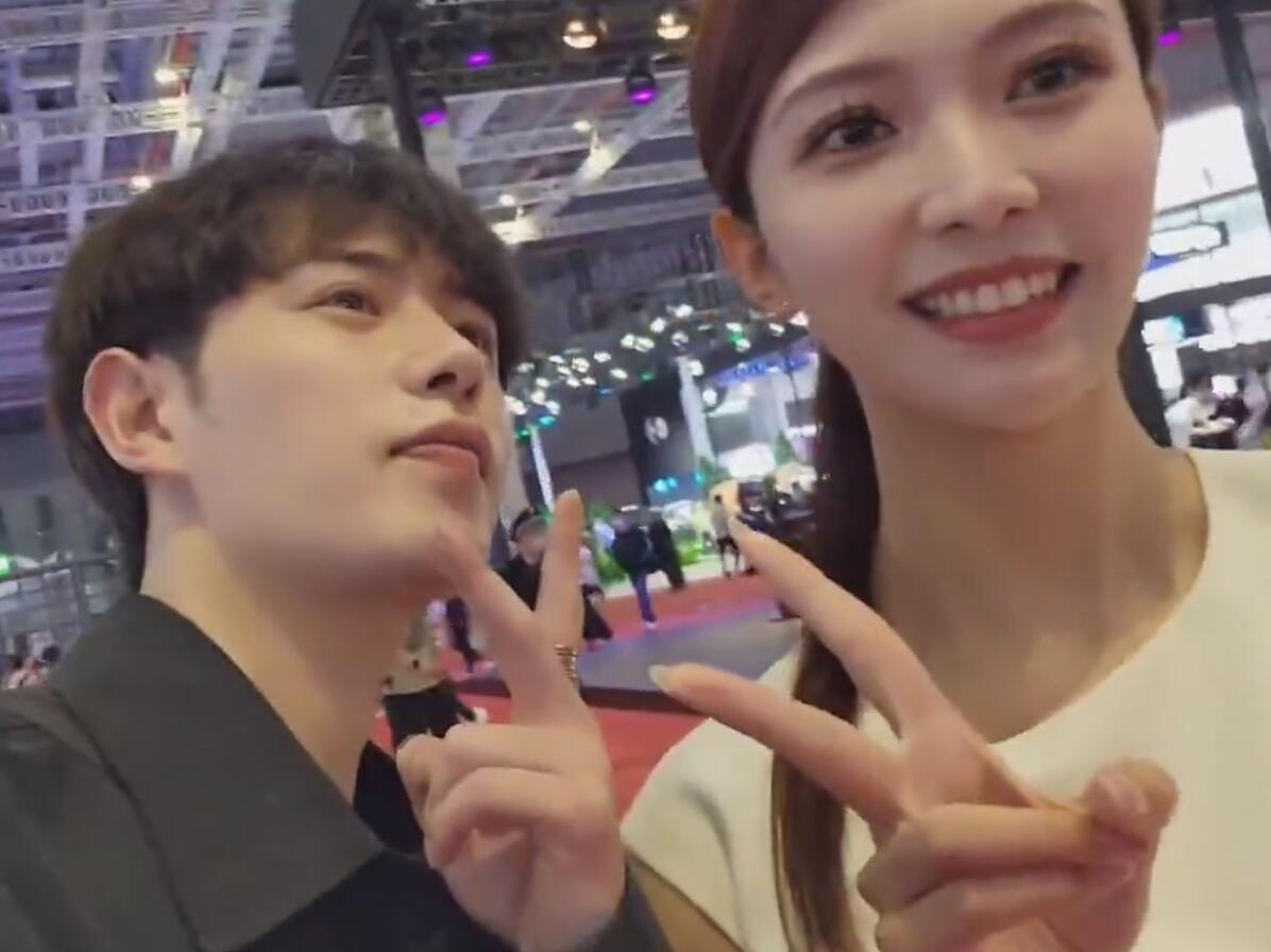 “当众亲吻，18位车模主动加我”童锦程现身上海车展美女环绕（童锦程多大）