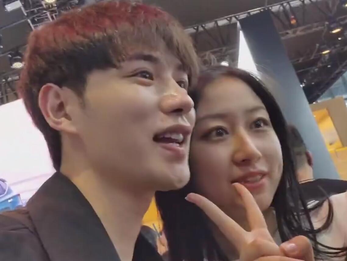 “当众亲吻，18位车模主动加我”童锦程现身上海车展美女环绕（童锦程多大）