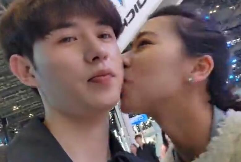 “当众亲吻，18位车模主动加我”童锦程现身上海车展美女环绕（童锦程多大）