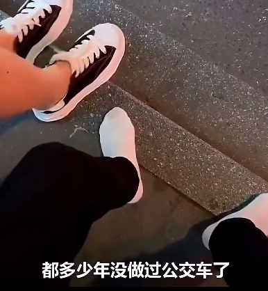 “渣男祖师爷”童锦程：全网最会交朋友的网红，邀请30位美女过节（童锦程资料 个人资料）