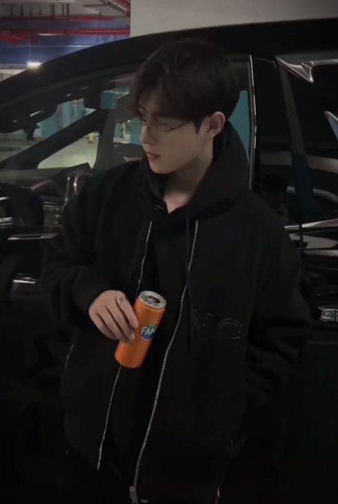 “渣男祖师爷”童锦程：全网最会交朋友的网红，邀请30位美女过节（童锦程资料 个人资料）