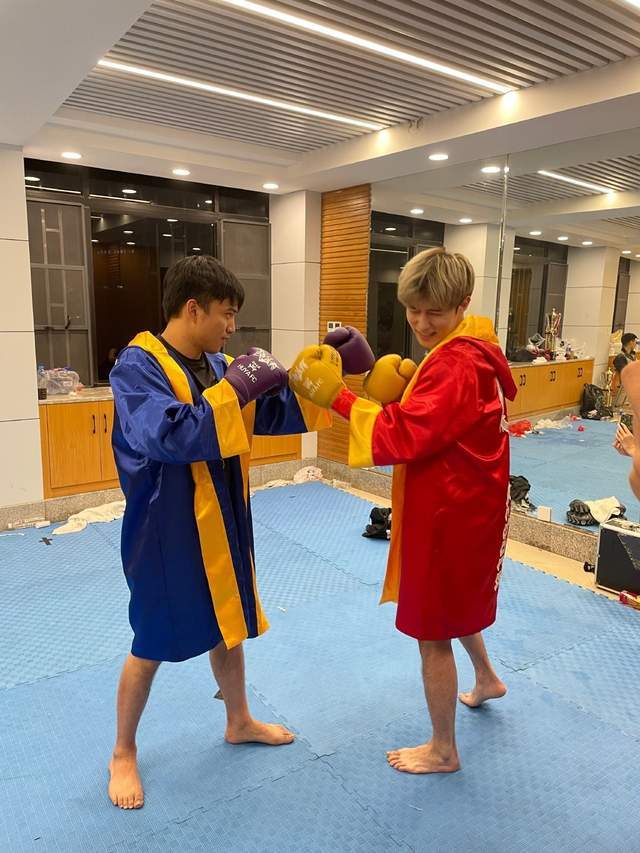 耀扬童锦程拳击赛专打脸，第三局累出慢动作，结局拥抱亲亲很和谐（童锦程哪里人）