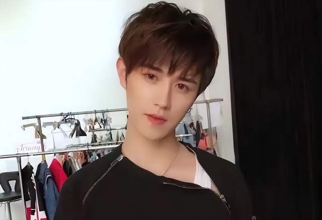 童锦程和耀扬假戏真做，两人体力消耗过大，赛后呕吐被紧急送医（童锦程图片个人资料）