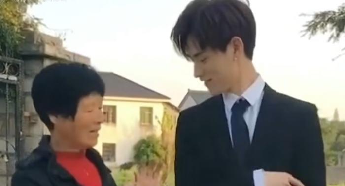 童锦程深夜走心聊天，透露为什么不再和奶奶拍视频，原因让人感动（童锦程到底什么来头）