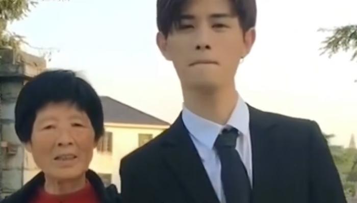 童锦程深夜走心聊天，透露为什么不再和奶奶拍视频，原因让人感动（童锦程到底什么来头）