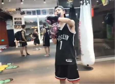 祖师爷终于被治了！童锦程为拳赛提前特训，结果被爆锤画面舒适（童锦程9.23直播）