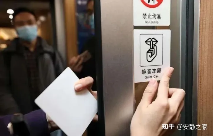 孩子高铁上吵闹，乘客提醒反被家长暴怼！-高铁上小孩子吵怎么办