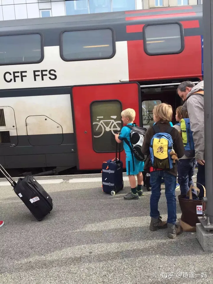 婴儿哭闹乘客让其母亲「管好孩子」遭回怼，你怎么看？-婴儿哭的撕心裂肺视频素材