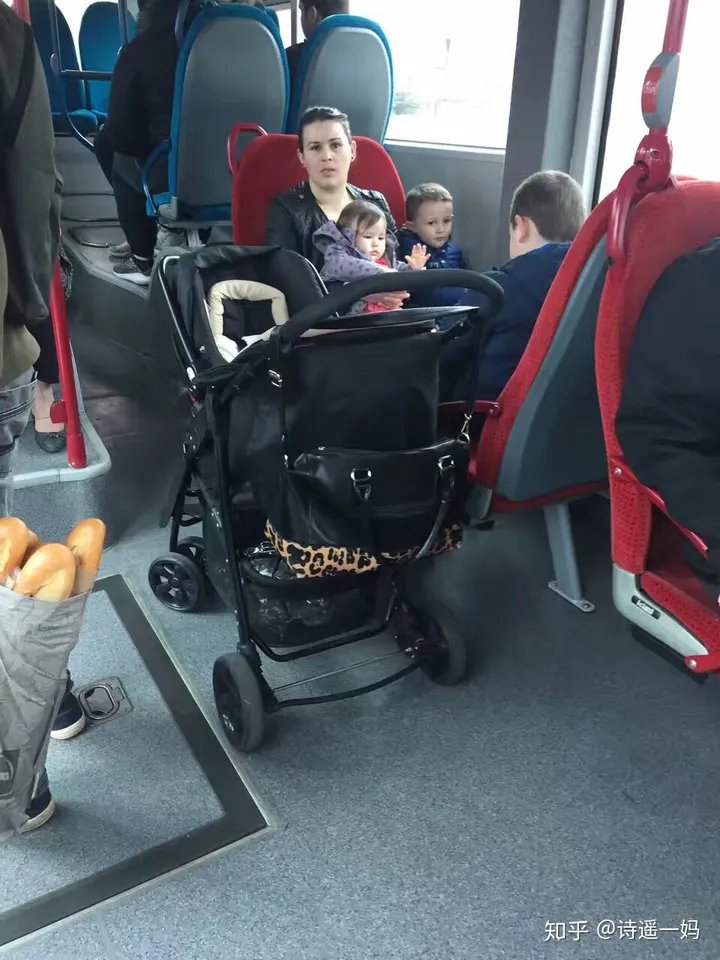 婴儿哭闹乘客让其母亲「管好孩子」遭回怼，你怎么看？-婴儿哭的撕心裂肺视频素材