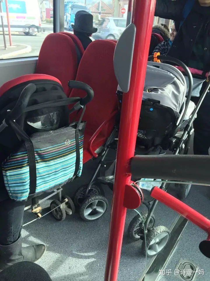 婴儿哭闹乘客让其母亲「管好孩子」遭回怼，你怎么看？-婴儿哭的撕心裂肺视频素材