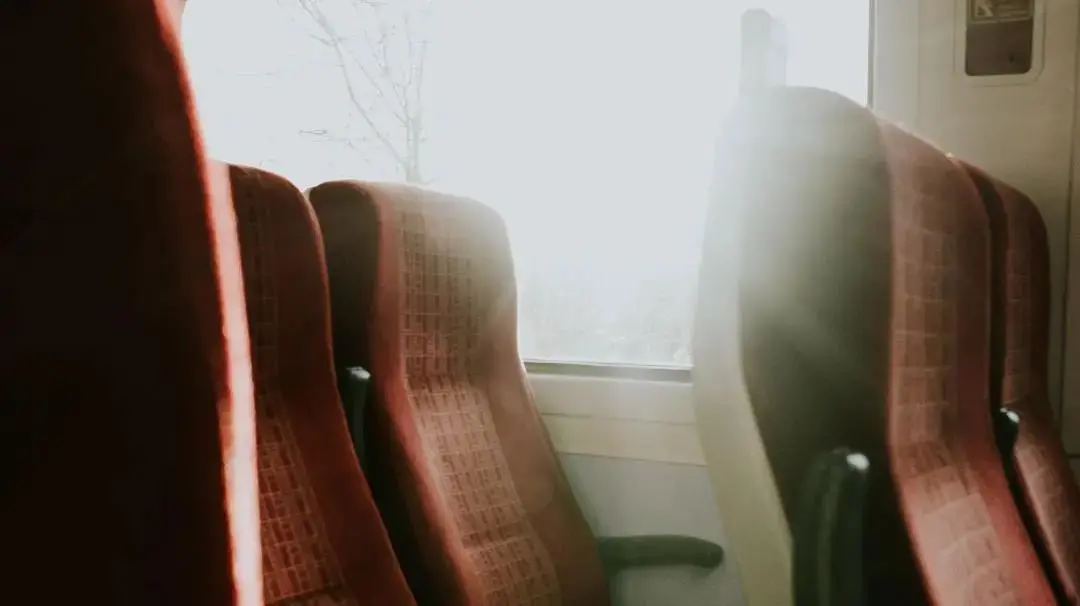 3岁孩子高铁上吵闹不休，乘客提醒反被“熊家长”怒怼：“第一次坐高铁吧？那我原谅你！”-小孩在高铁上大声喧哗