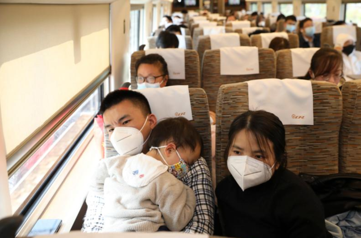 婴儿哭闹女子和宝妈对骂，见识过才知道现在一些女孩子的冷漠矫情-婴儿哭闹妈妈吼叫怎么办