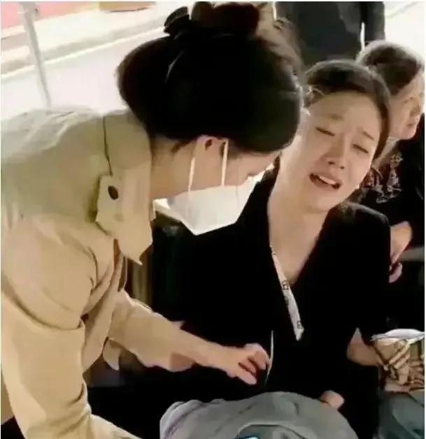 小学生校内被撞身亡，妈妈跳楼陪伴，愿天堂母子相遇！-小学生当场身亡