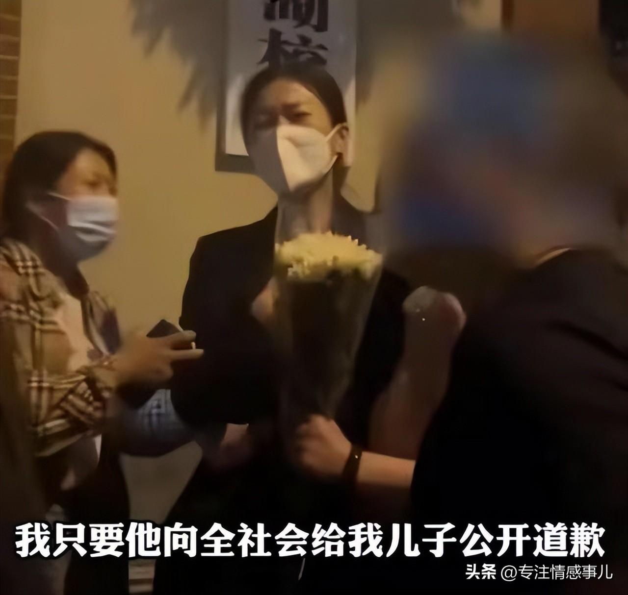 武汉被撞小学生身亡，母亲坠楼随他而去，她算是合格的母亲了吗？-武汉老师开车撞死学生