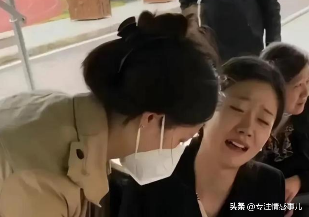 武汉被撞小学生身亡，母亲坠楼随他而去，她算是合格的母亲了吗？-武汉老师开车撞死学生