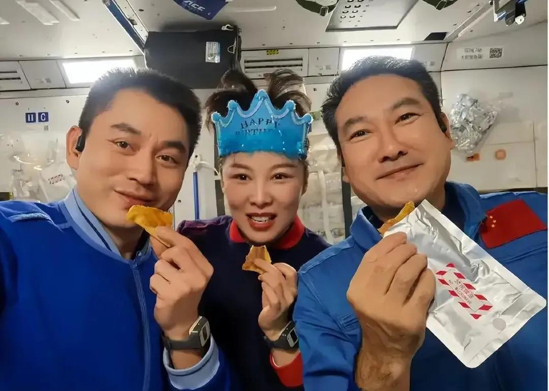 叶光富、王亚平和陈冬最有可能成为中国首批登月团队（首批登上月球的人）