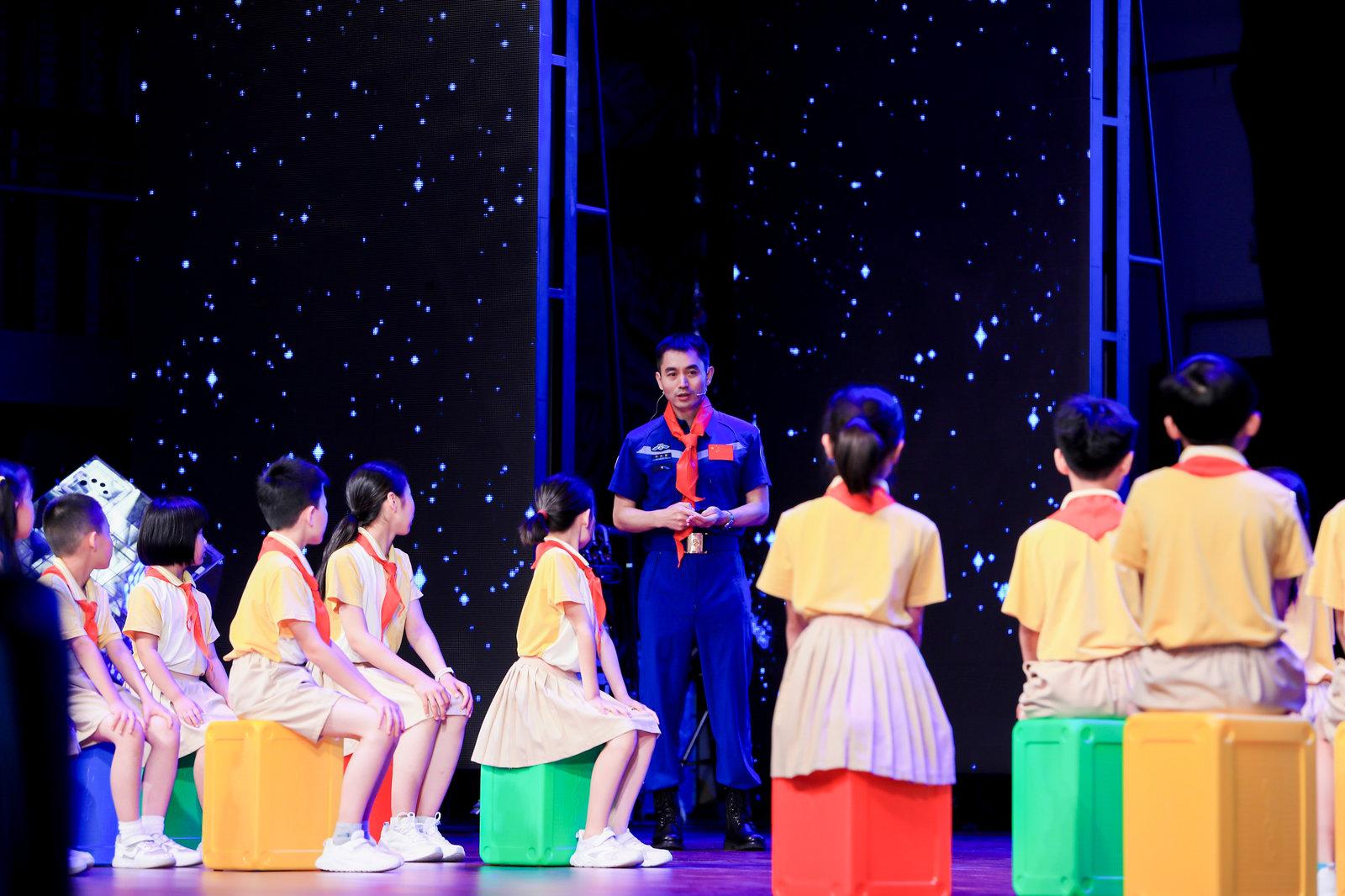 北京海淀区航天图强小学揭新校牌，航天员叶光富讲述追梦故事