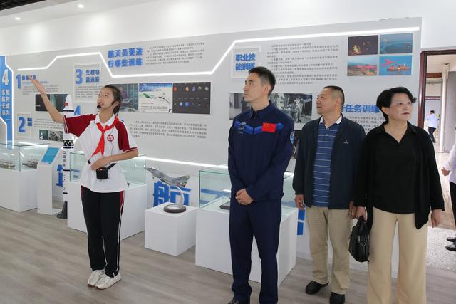 川籍航天员叶光富飞天后首次回到家乡 寄语学子：用智慧描绘星辰大海（航天员叶光富结婚了吗）
