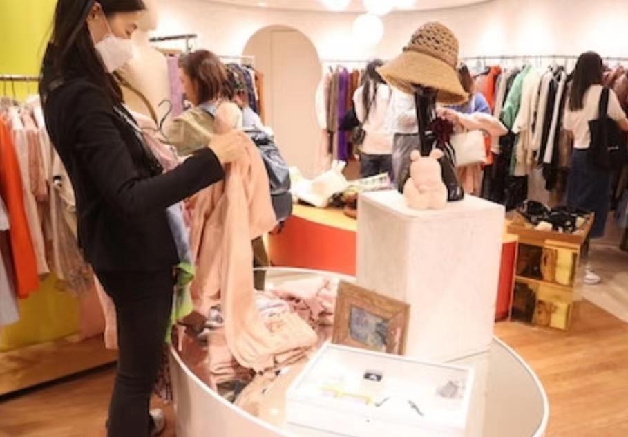 壮观！知名港星捐近8千件物品义卖，最便宜几十块致店外排起长龙-香港捐款演员名单