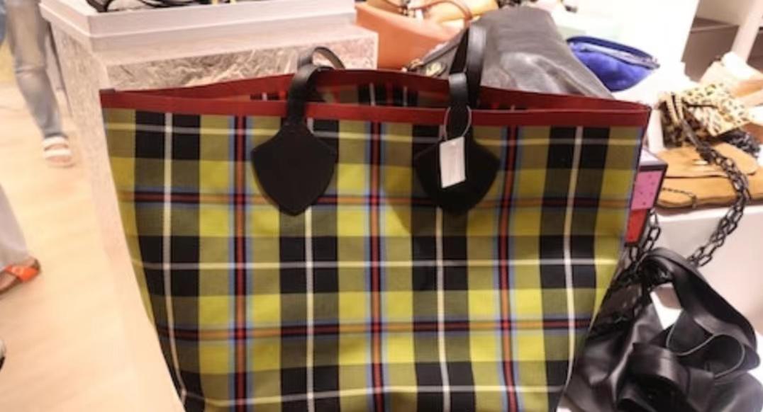 壮观！知名港星捐近8千件物品义卖，最便宜几十块致店外排起长龙-香港捐款演员名单