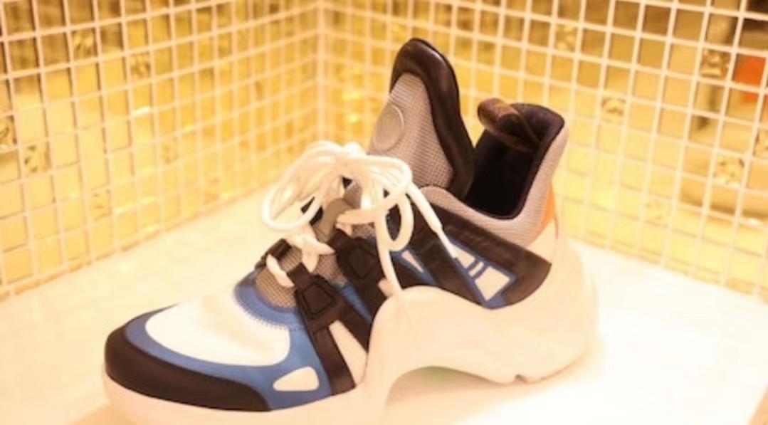 壮观！知名港星捐近8千件物品义卖，最便宜几十块致店外排起长龙-香港捐款演员名单