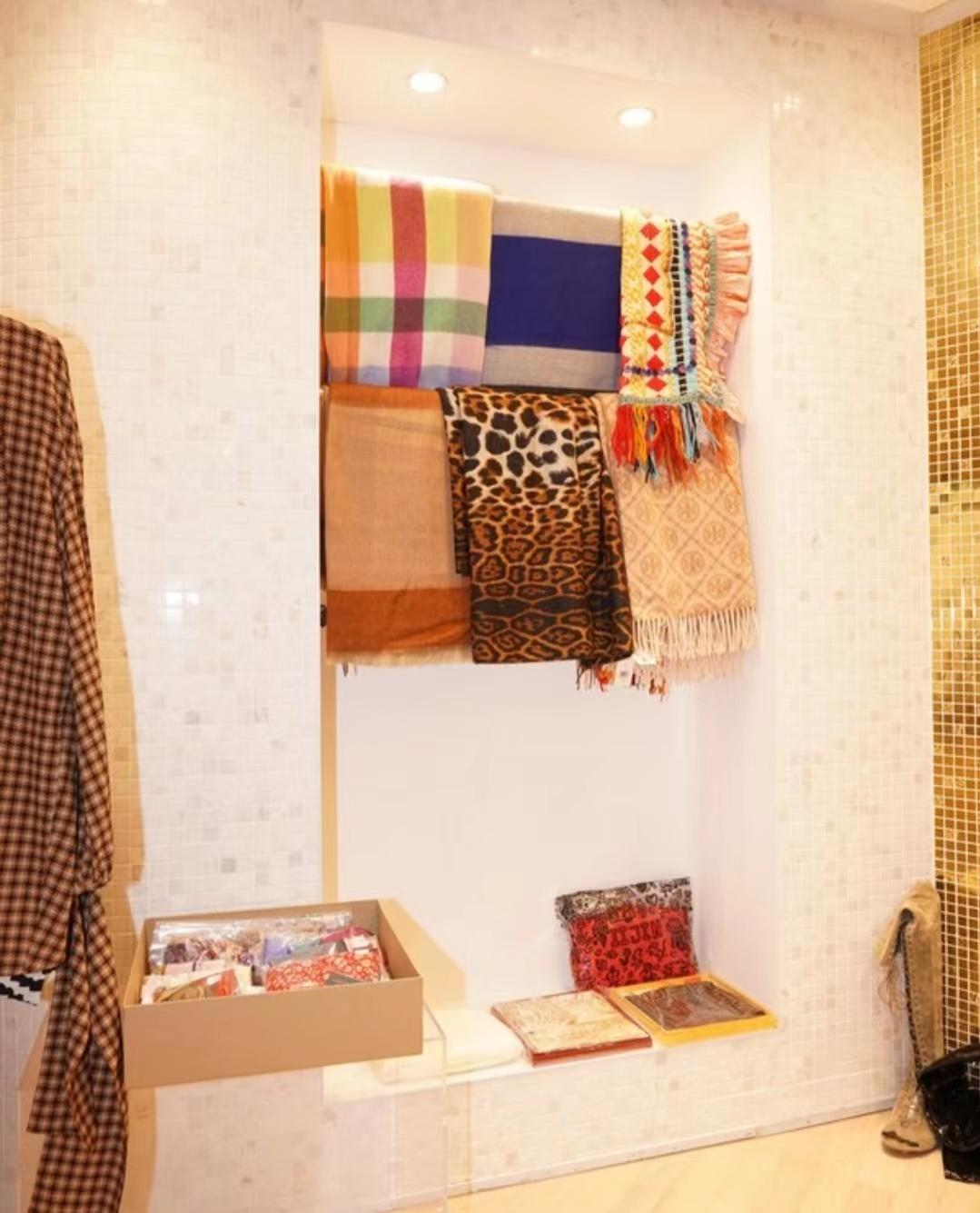 壮观！知名港星捐近8千件物品义卖，最便宜几十块致店外排起长龙-香港捐款演员名单