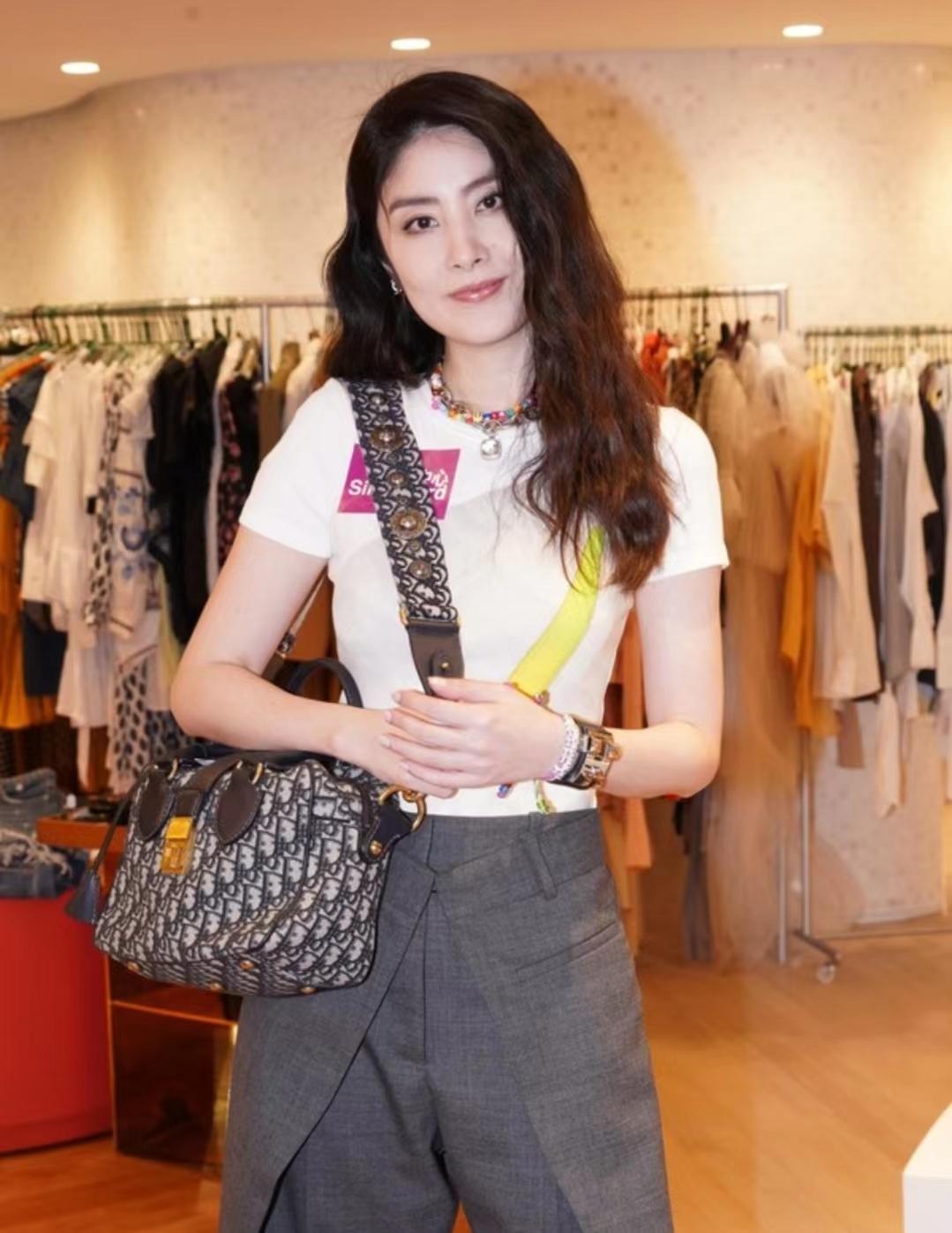 壮观！知名港星捐近8千件物品义卖，最便宜几十块致店外排起长龙-香港捐款演员名单