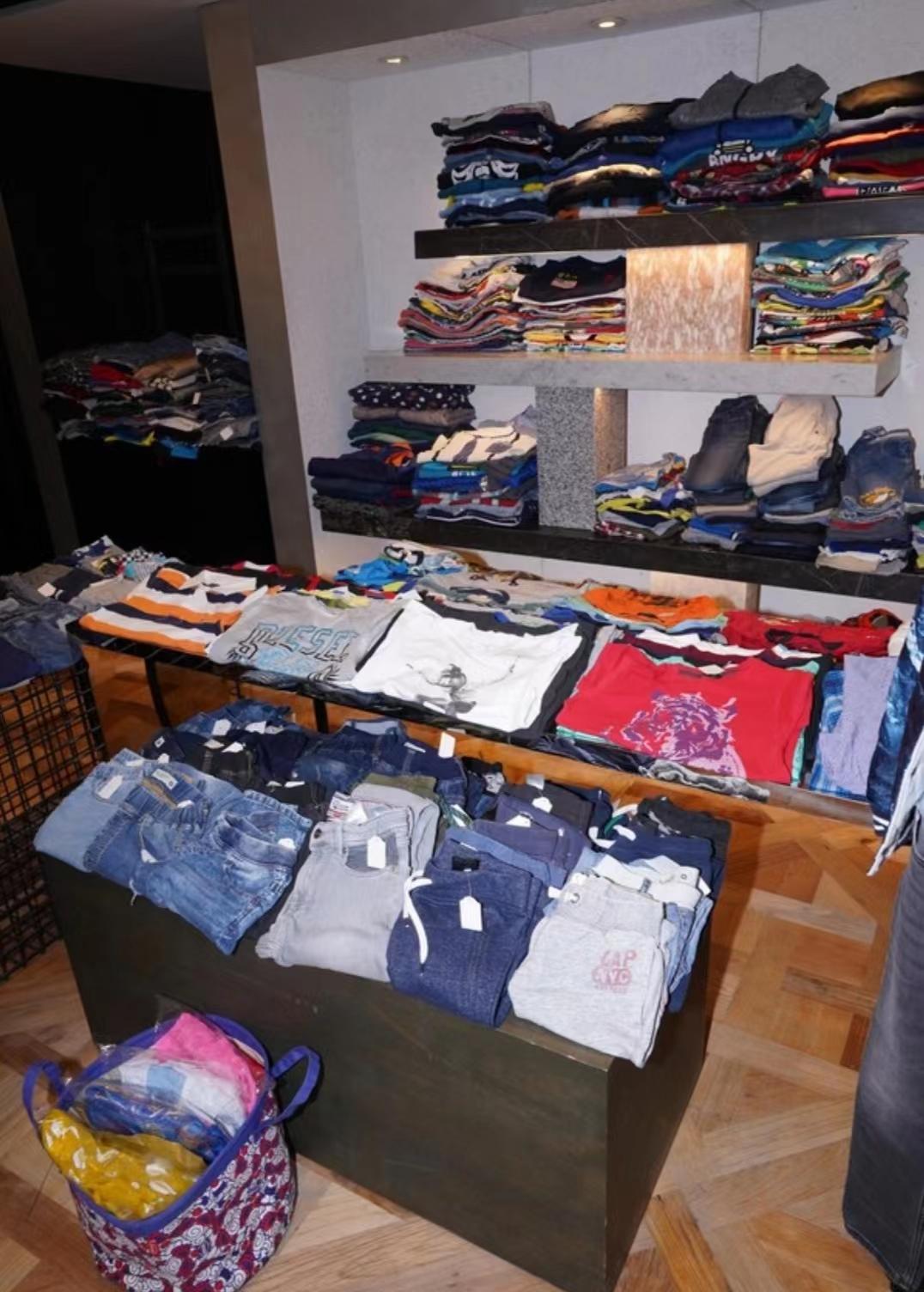 壮观！知名港星捐近8千件物品义卖，最便宜几十块致店外排起长龙-香港捐款演员名单