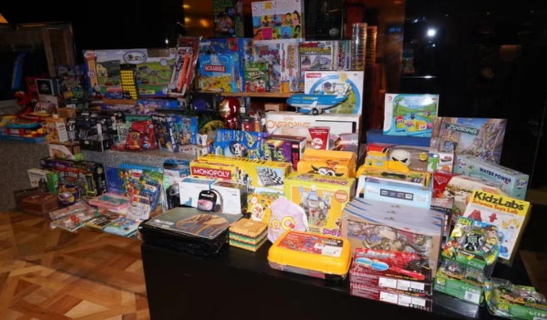 壮观！知名港星捐近8千件物品义卖，最便宜几十块致店外排起长龙-香港捐款演员名单